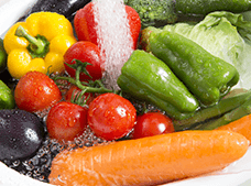 洗浄される野菜