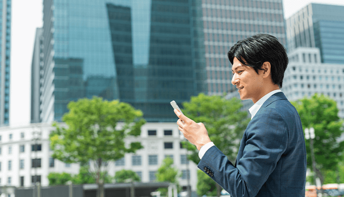 社用携帯の監視できる範囲の説明図。通話履歴や通信量、位置情報などが確認可能で、プライベート内容までは監視不可