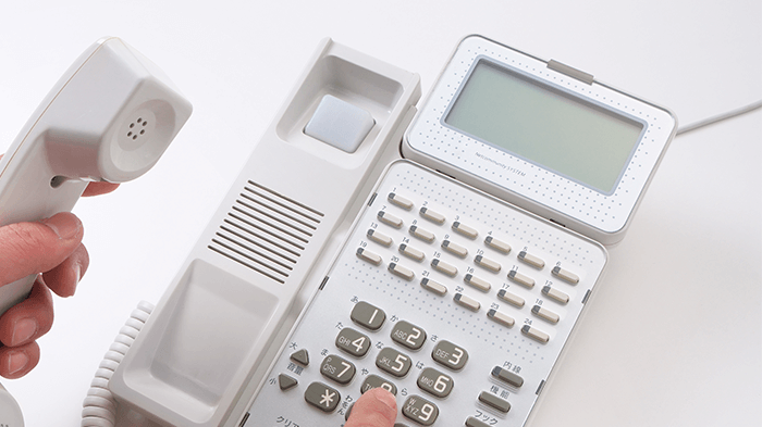 電話機とモジュラーケーブルの写真