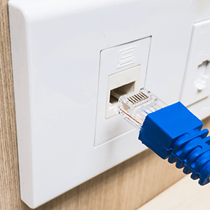 壁にあるLANコンセント