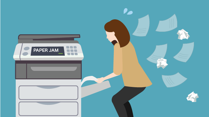 コピー機の紙詰まりに困っている様子