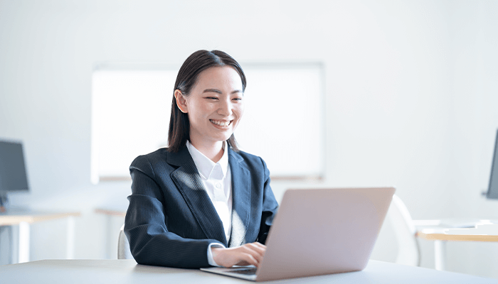 笑顔のスーツ姿の女性